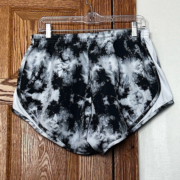 ⭐️3 FOR $15⭐️ Surf Style Shorts - Picture 2 of 2